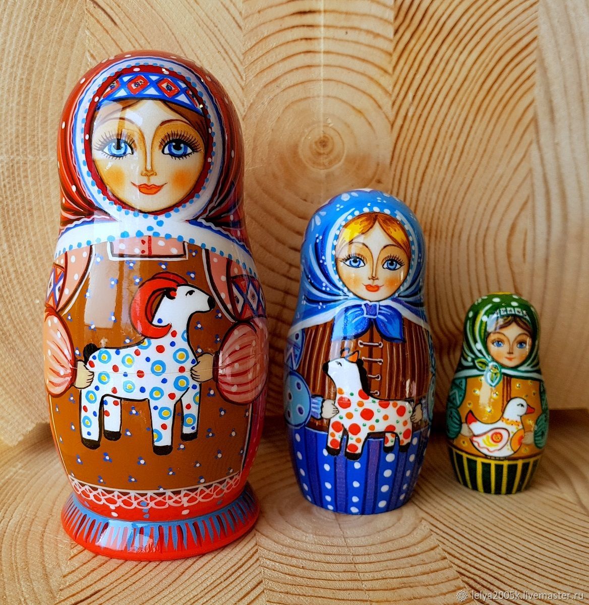 Красивая русская матрешка и дымковская игрушка